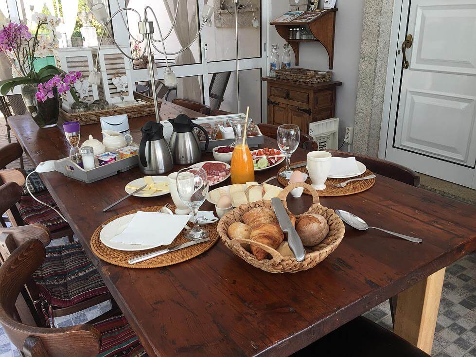 todas as manhãs um farto pequeno-almoço com frutas do jardim. O melhor pequeno-almoço da Casa Traca no centro de Portugal