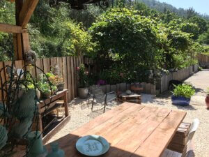 werkplek buitentafel Bed and Breakfast Centraal Portugal