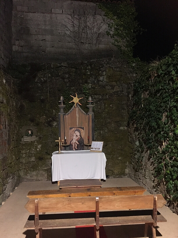 openlucht kapel in ruine