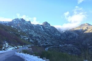 Eén van de gletsjer valleien in de winter in de Serra da Estrela