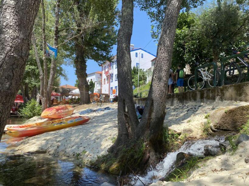 Gois rivierstrandje met waterval Praia Fluvial Gois rivierstrandje met waterval