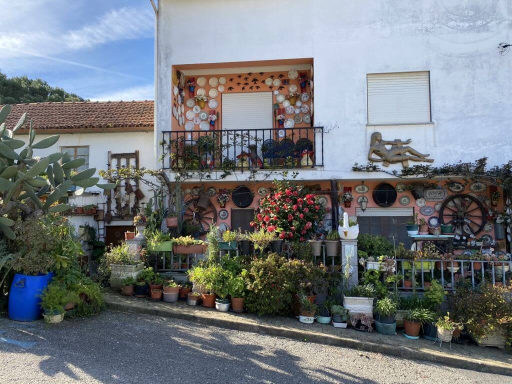 Wandelen in Arganil huis met bloemen
